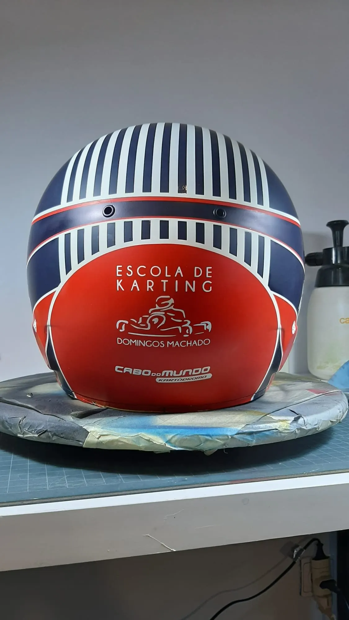 Capacete Bell RS7-K do mandato Machado na bancada de pintura