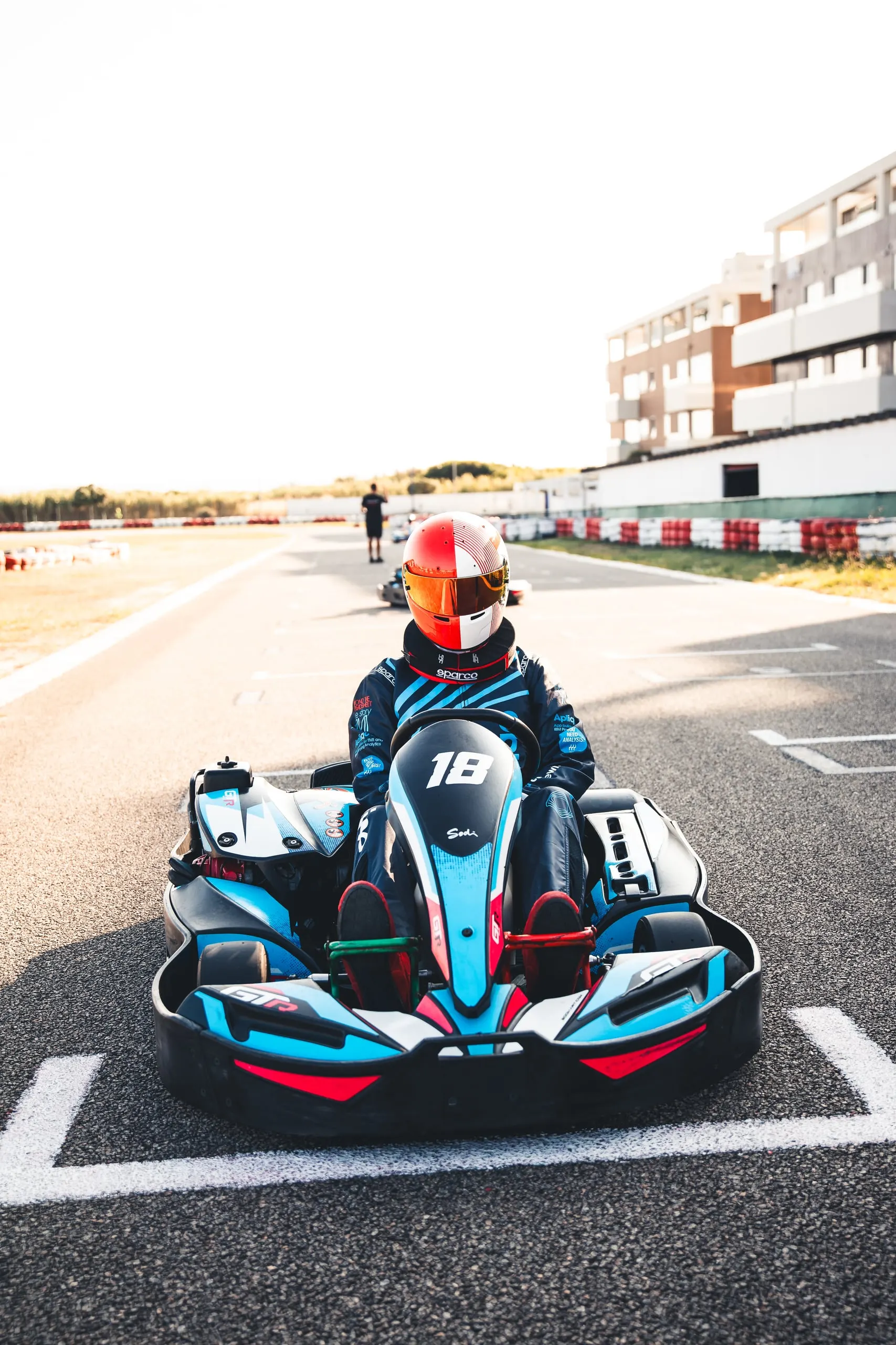 Piloto Aerovicta num kart na grelha de partida